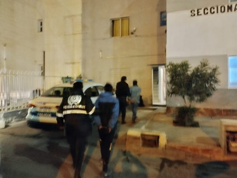 A punta de cuchillo intentaron robar un celular