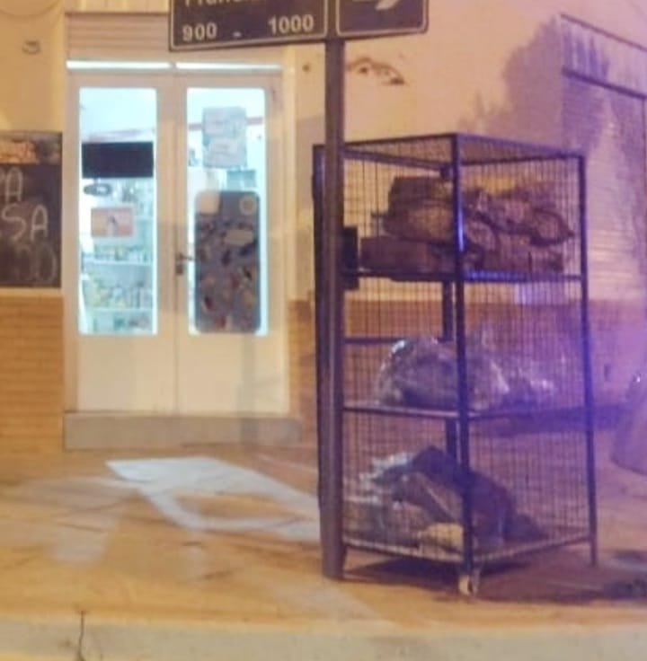 Tras robarle bebidas alcohólicas amenzaron al comerciante con un cuchillo