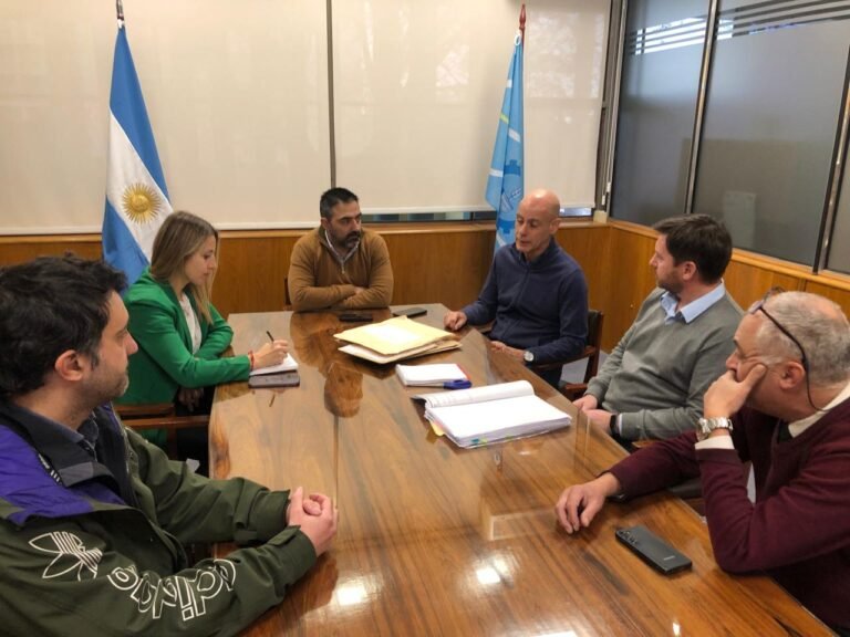 Se realizó la apertura de sobres de ofertas para la compra de dos ambulancias para el ISSyS