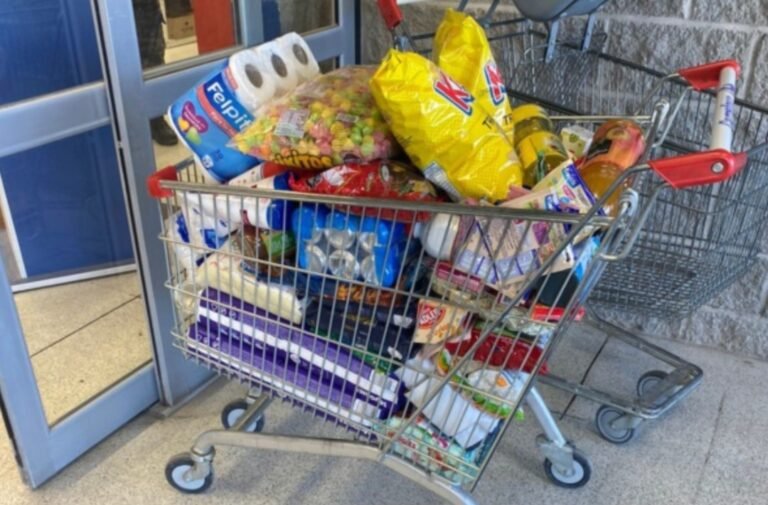 Intentó salir del supermercado con un carro lleno sin pagar