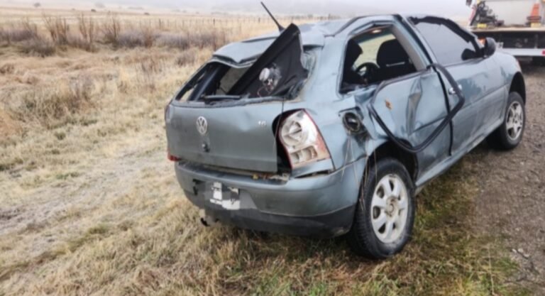 Perdió el control del vehículo, despistó y volcó