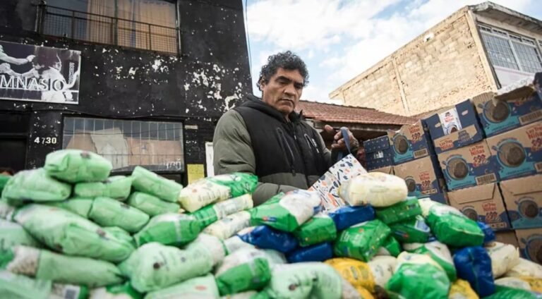 “Roña” Castro montó un comedor en su gimnasio para ayudar a sus vecinos: “No quiero que pasen hambre como pasé yo”