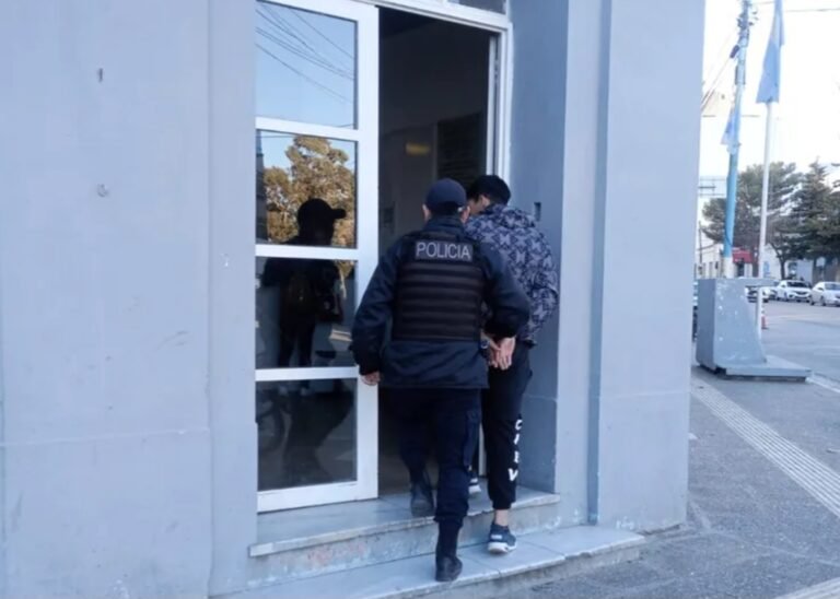 Intentó robar varios productos de un local pero lo atraparon