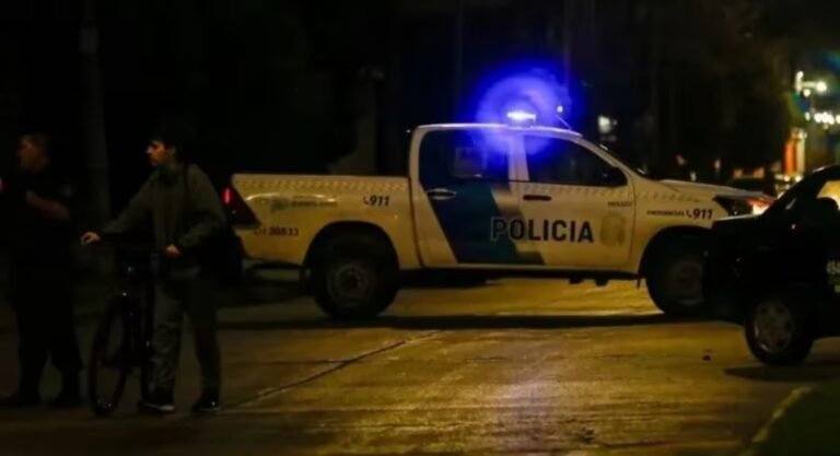 Una mujer dejó a su perro en la vereda y un vecino la amenazó con un arma: “Si le hace algo a mi hija los mato”