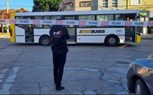 Un joven intentó bajar del colectivo, su mochila quedó enganchada en la puerta y murió atropellado