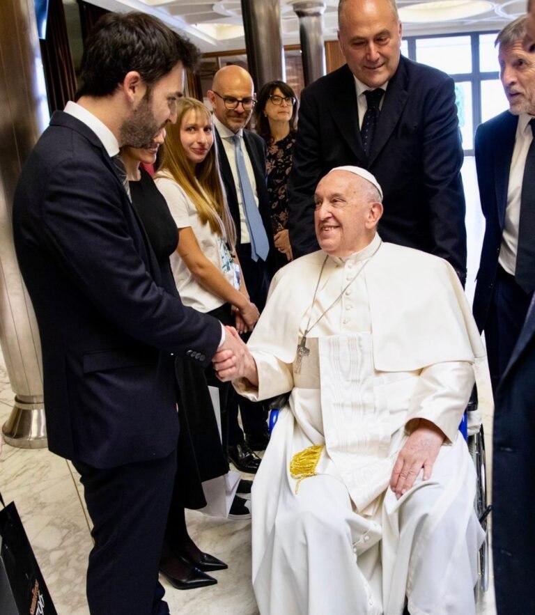Torres se reunió con el Papa Francisco en el Vaticano