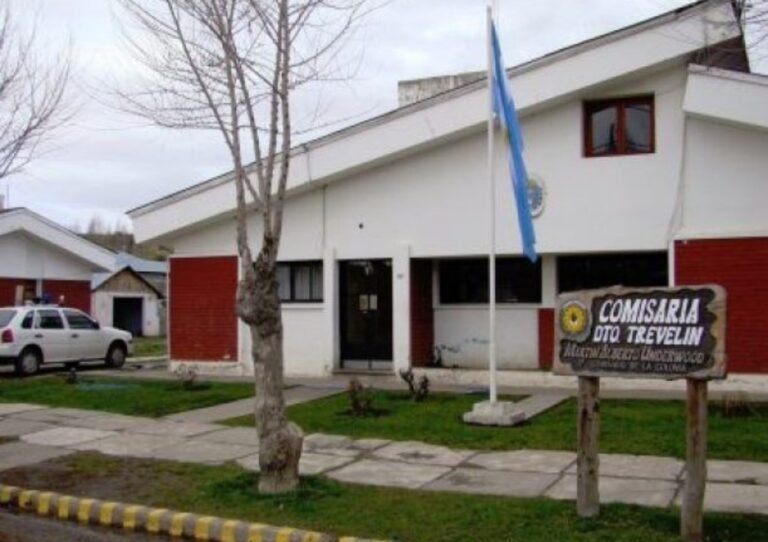 Reclamó por su pareja detenida y terminó compartiendo el calabozo