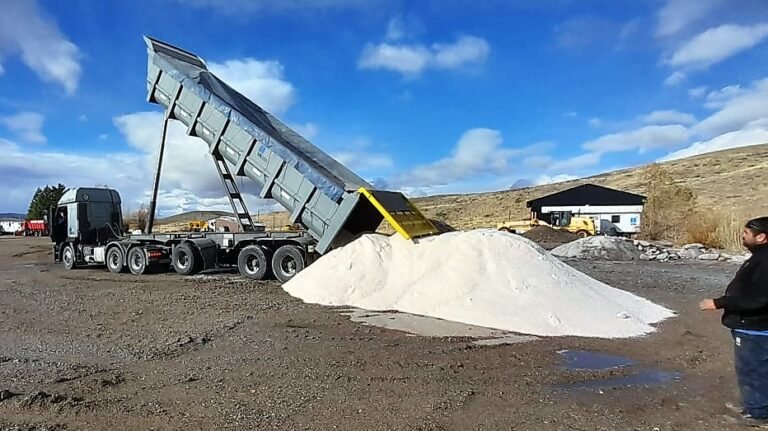 Vialidad Nacional realiza la distribución de sal a los campamentos