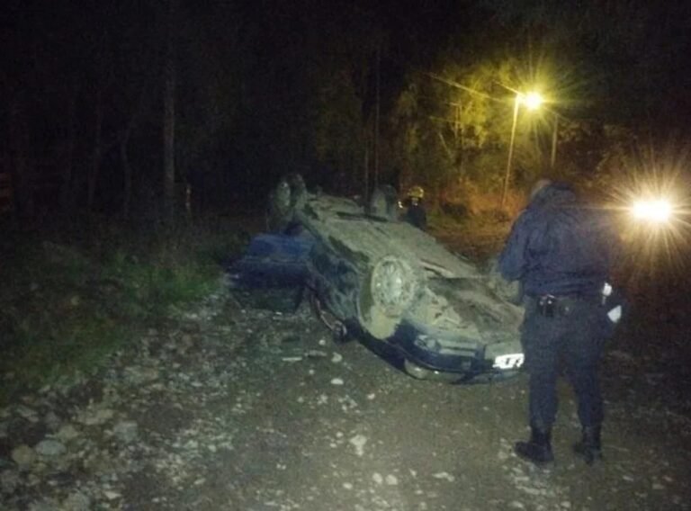 Se quedó sin frenos cuando bajaba de un cerro y volcó