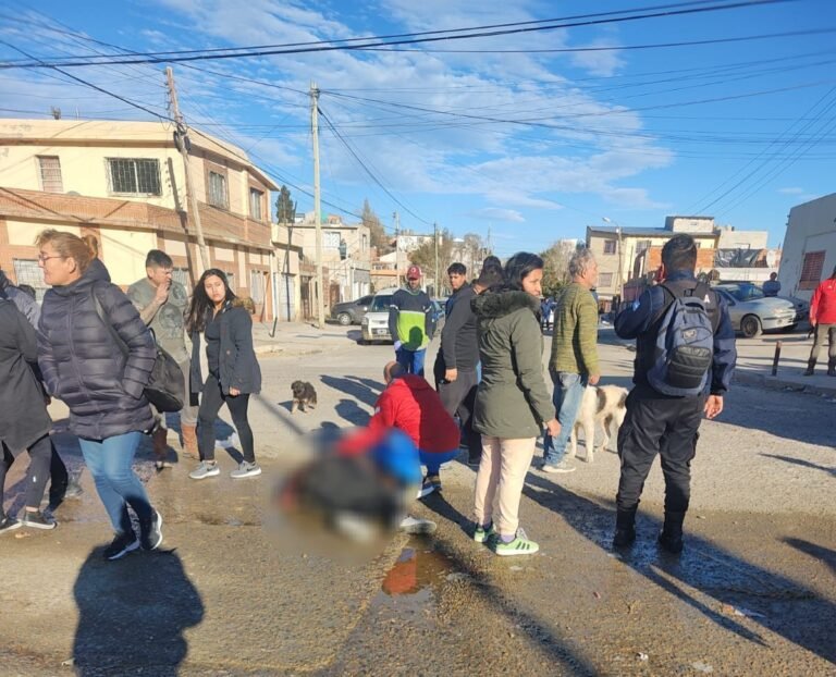 Una motociclista chocó contra una camioneta y fue trasladada al hospital
