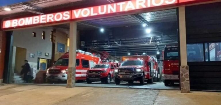 Bomberos le salvaron la vida a un bebé con convulsiones que no podía respirar