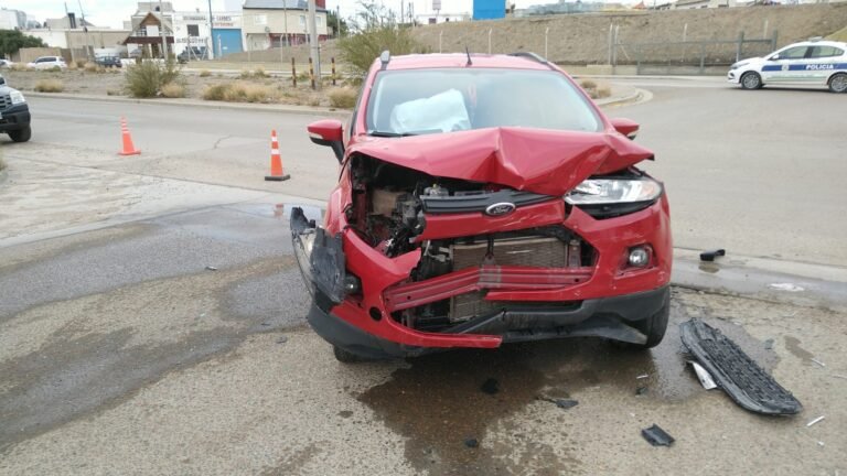 Dos autos chocaron en el barrio Pueyrredón