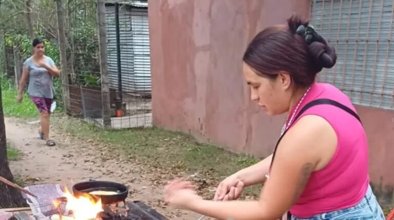 Mató a un ladrón, está con domiciliaria y ahora su esposa vende choripanes para mantener a su familia