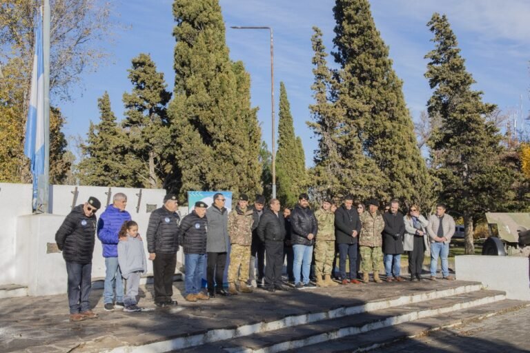 Emotivo acto por el Día del Himno Nacional Argentino en Sarmiento