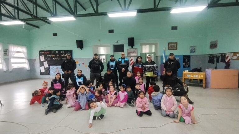 Policias y Bomberos Voluntarios participaron de las actividades por la semana de los Jardines