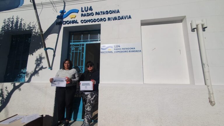 Trabajadores de LU4 juntan firman para evitar el cierre de los medios públicos