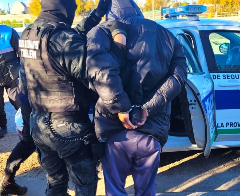 Realizaron allanamientos por un violento robo a una tienda de ropa