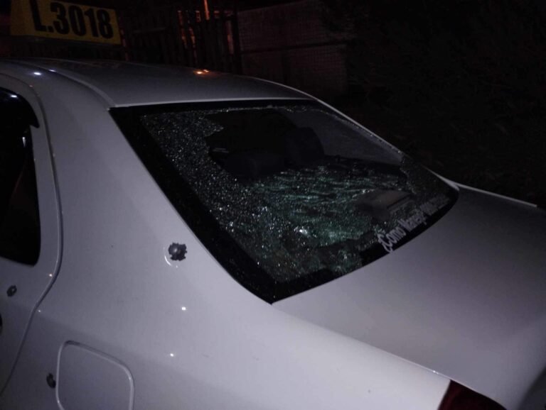 Atacaron a balazos a un taxi en el Jorge Newbery