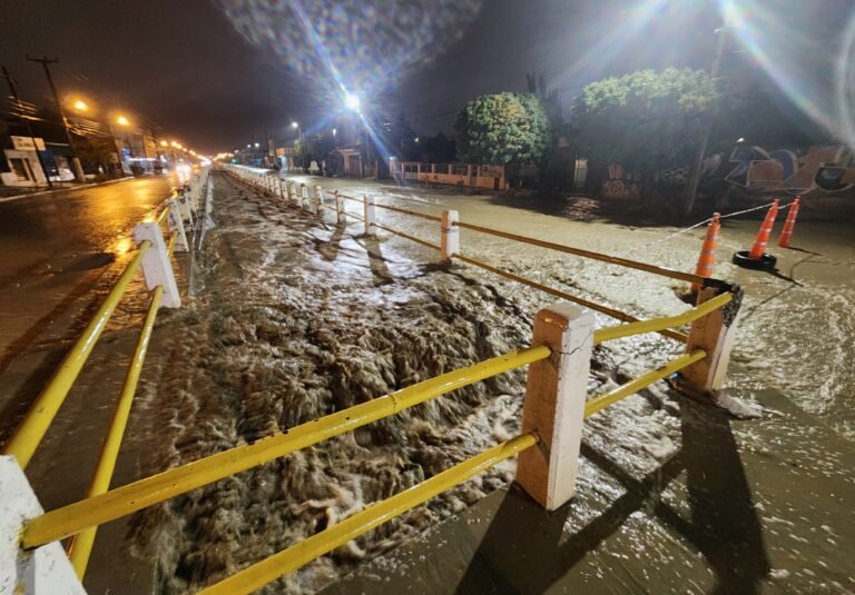 Varias calles de la ciudad se encuentran anegadas por acumulación de agua y barro 