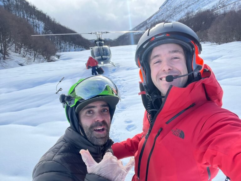 Rescataron al piloto que había aterrizado de emergencia en una laguna congelada