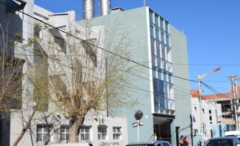 Un adolescente de 15 años fue apuñalado y continúa internado en terapia