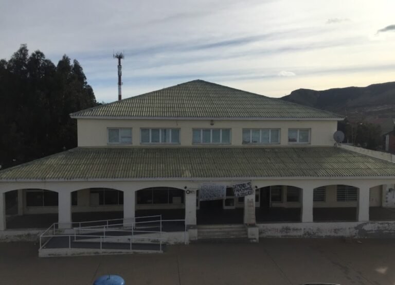 Docente del CERET denuncia irregularidades en la entrega de títulos y abuso de poder en la institución