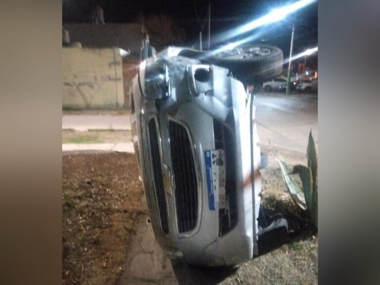 Un hombre resultó herido en un fuerte choque y vuelco