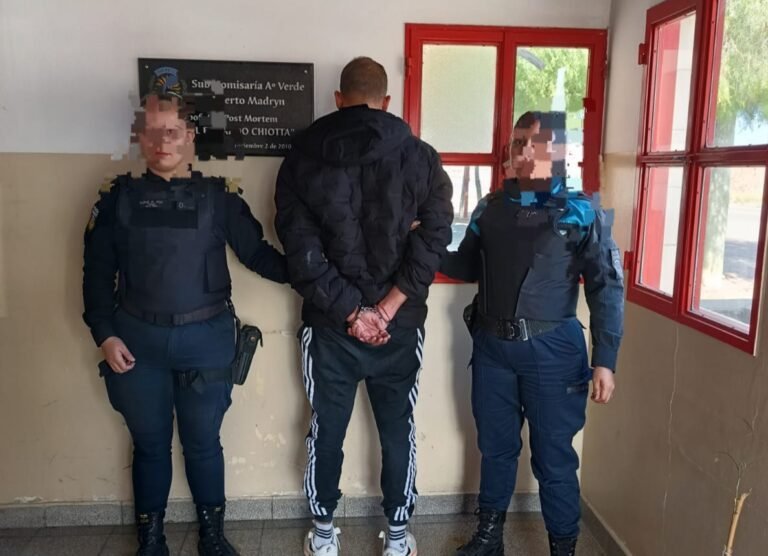 Tenía pedido de captura y al detenerlo le encontraron un frasco con marihuana