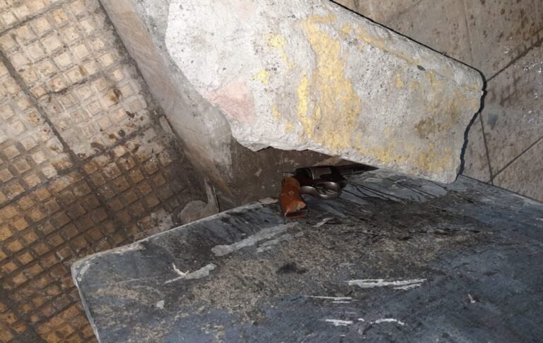 Tenía un arma y al ver a la policía la escondió pero lo descubrieron