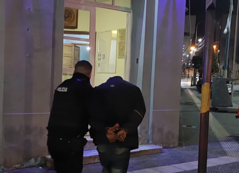 Detenidos por robar herramientas de la caja de una camioneta