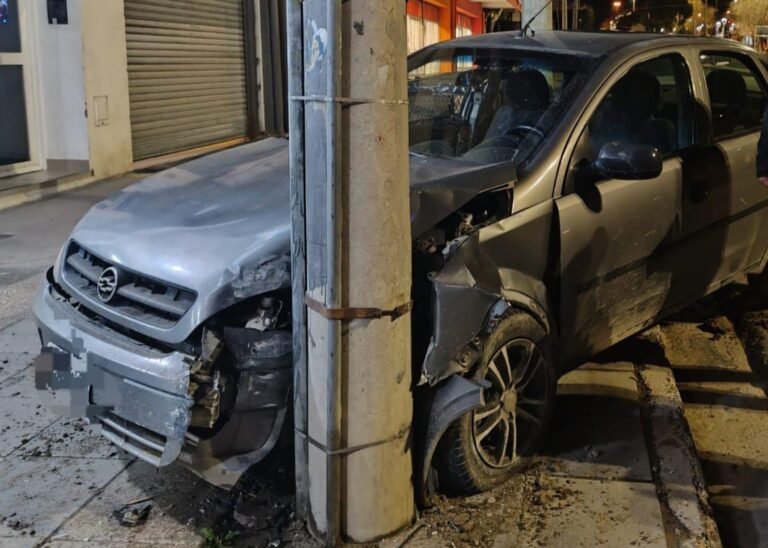Manejaba en estado de ebriedad y chocó contra una palma de luz