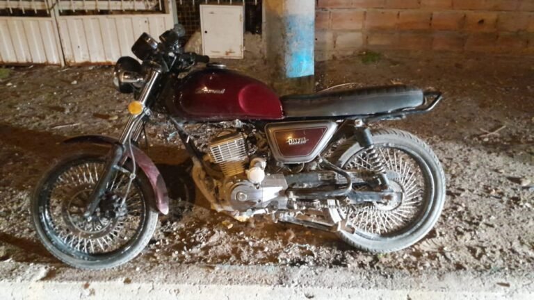 Andaba en una moto robada y la dejó tirada al ver a la policía