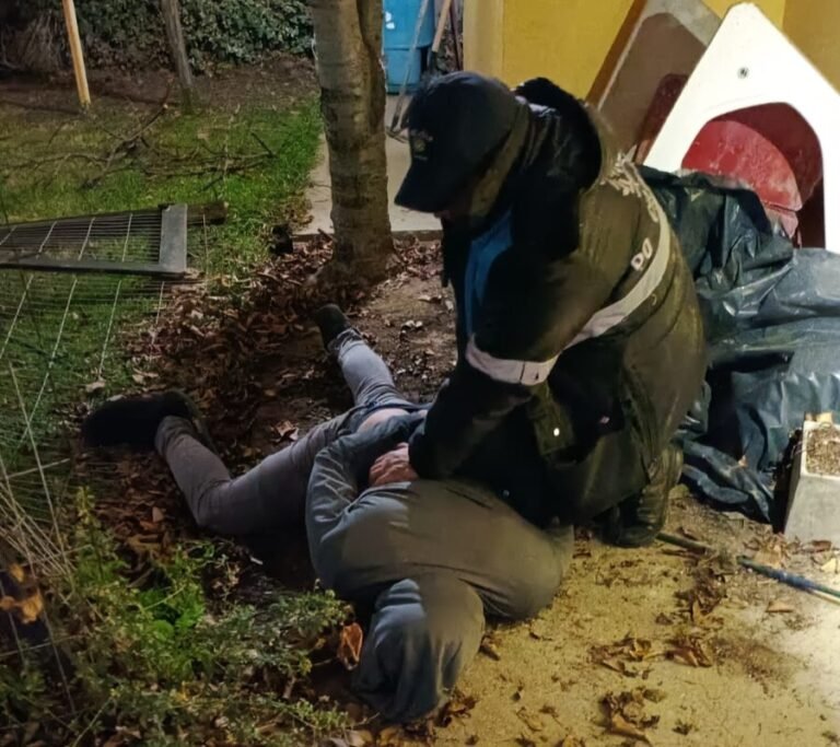 Lo atraparon robando en una casa y quiso hacerse pasar por el dueño