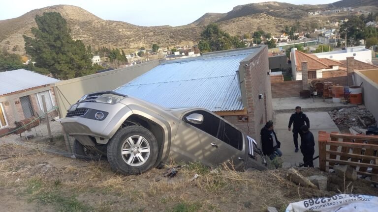 Se olvidó de poner el freno de mano y la camioneta cayó al patio de una vivienda vecina