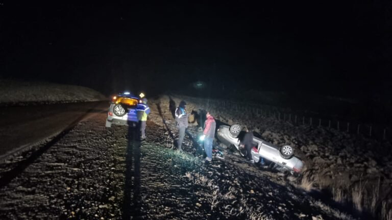 Una familia debió ser trasladada al Hospital Regional tras volcar en Ruta 26