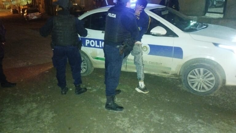 Estaba borracho, comenzó a insultar a sus familiares y golpeó a su hermano