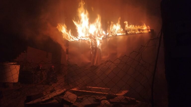 Por un desperfecto eléctrico, se incendió una vivienda en su totalidad