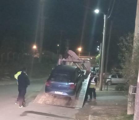 Manejaba borracho y se quedó dormido con el auto en el medio de la calle