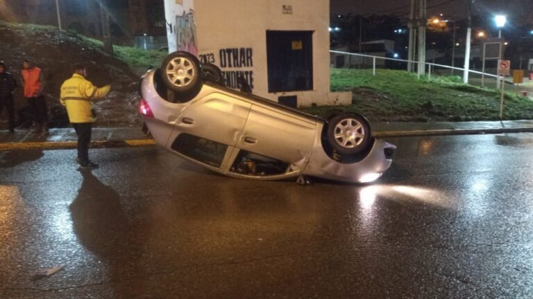Volcó y colisionó con autos estacionados