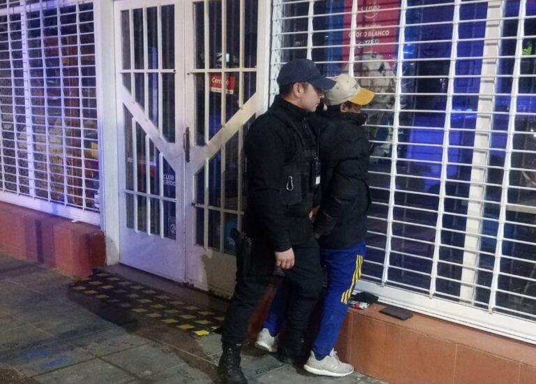 Tres ladrones armados entraron a su casa y se tiró del balcón para pedir ayuda