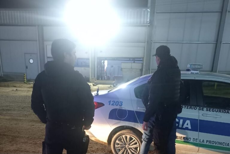 Robó cajas de langostinos pero los trabajadores lo vieron y terminó detenido