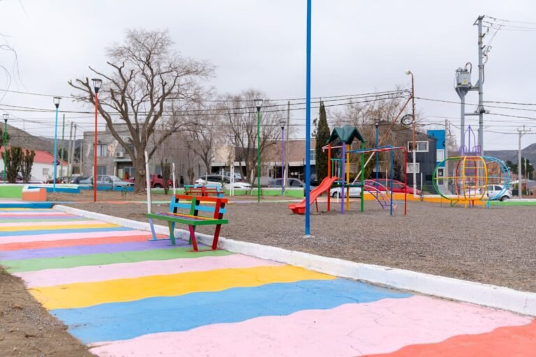 Se restauró y embelleció la plaza Pioneros Ypefianos de General Mosconi