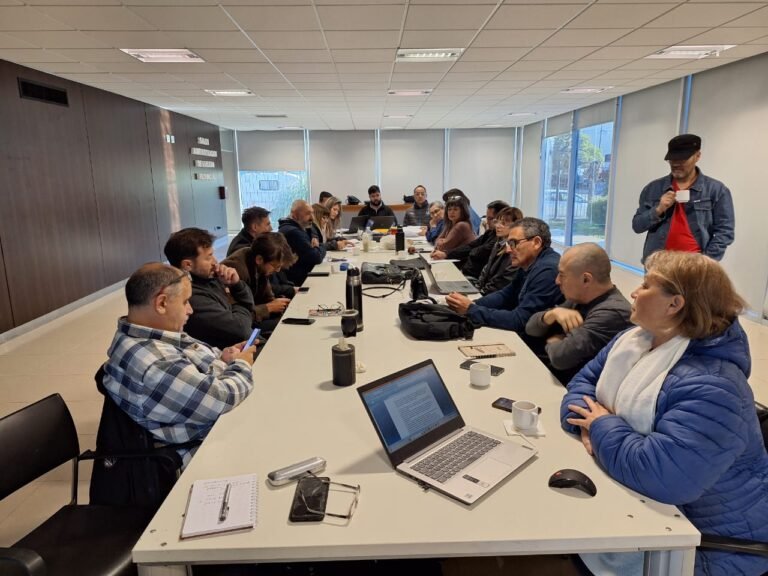 Regularizan a 1.200 trabajadores de la Salud y actualizan índices de los básicos salariales 