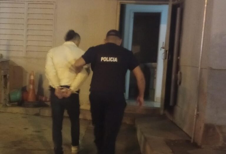 Empleadas de una farmacia atraparon a un ladrón que intentó robar un perfume