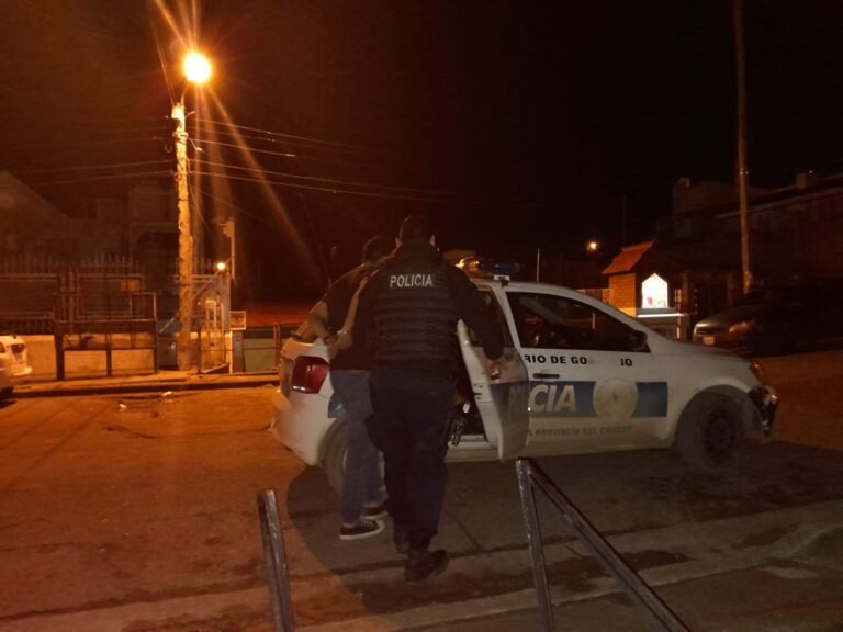 Discutió con sus vecinos por ruidos molestos y fue detenido por tener pedido de captura