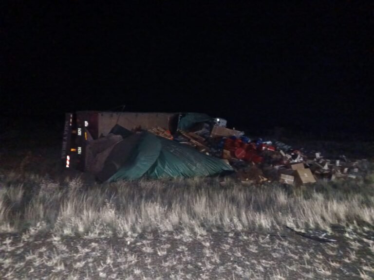 Se le desprendieron dos ruedas del semirremolque y provocó el vuelco de otro camión