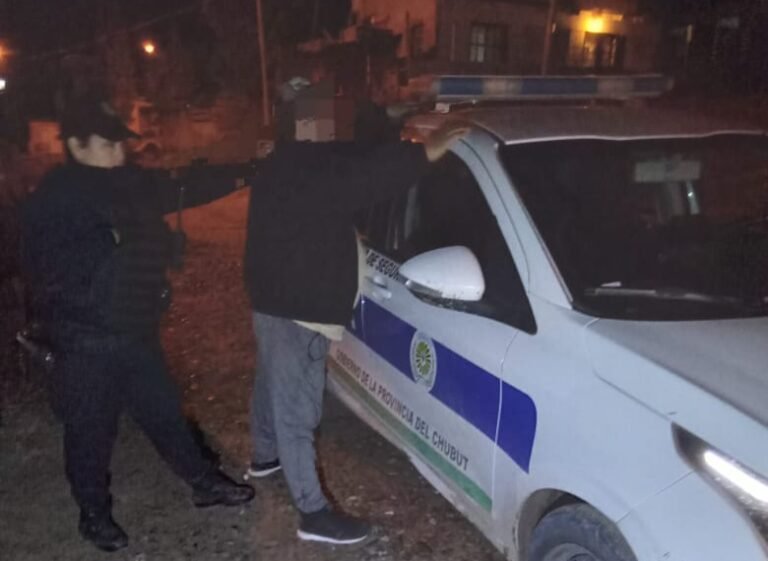 Estaba escuchando música en su casa cuando un ladrón entró a robarle