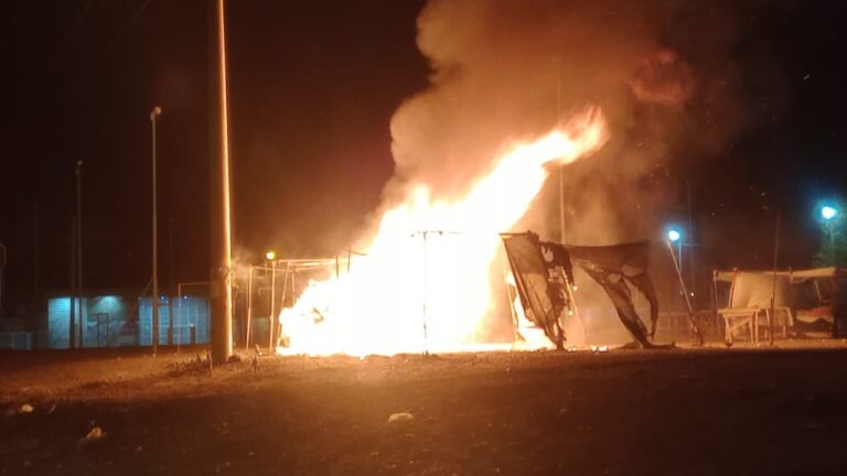 Prendieron fuego mesas y sillas de un puesto de una feria