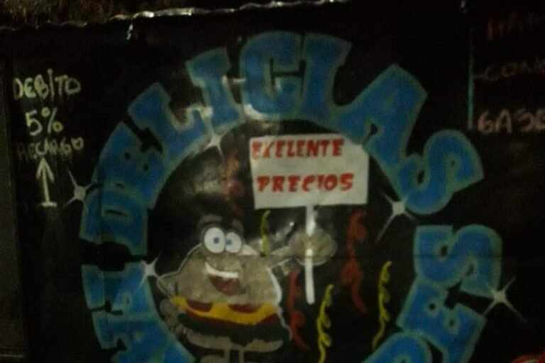 Atraparon a un menor intentando abrir con una barreta un carrito de panchos