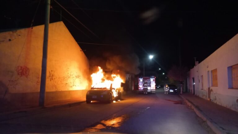 Un vehículo se incendió por segunda vez y no lograron dar con el propietario